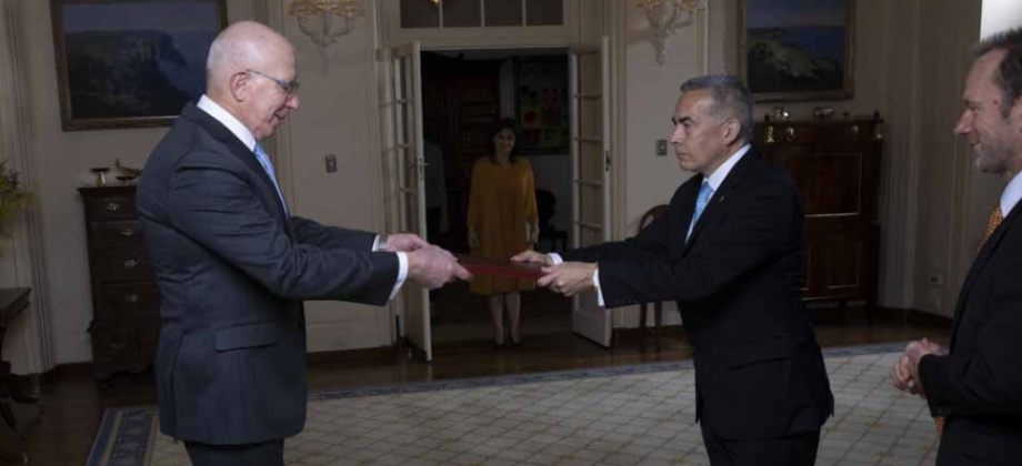 El Embajador Oscar Atehortúa presentó sus credenciales ante el Gobernador General de la Mancomunidad de Australia